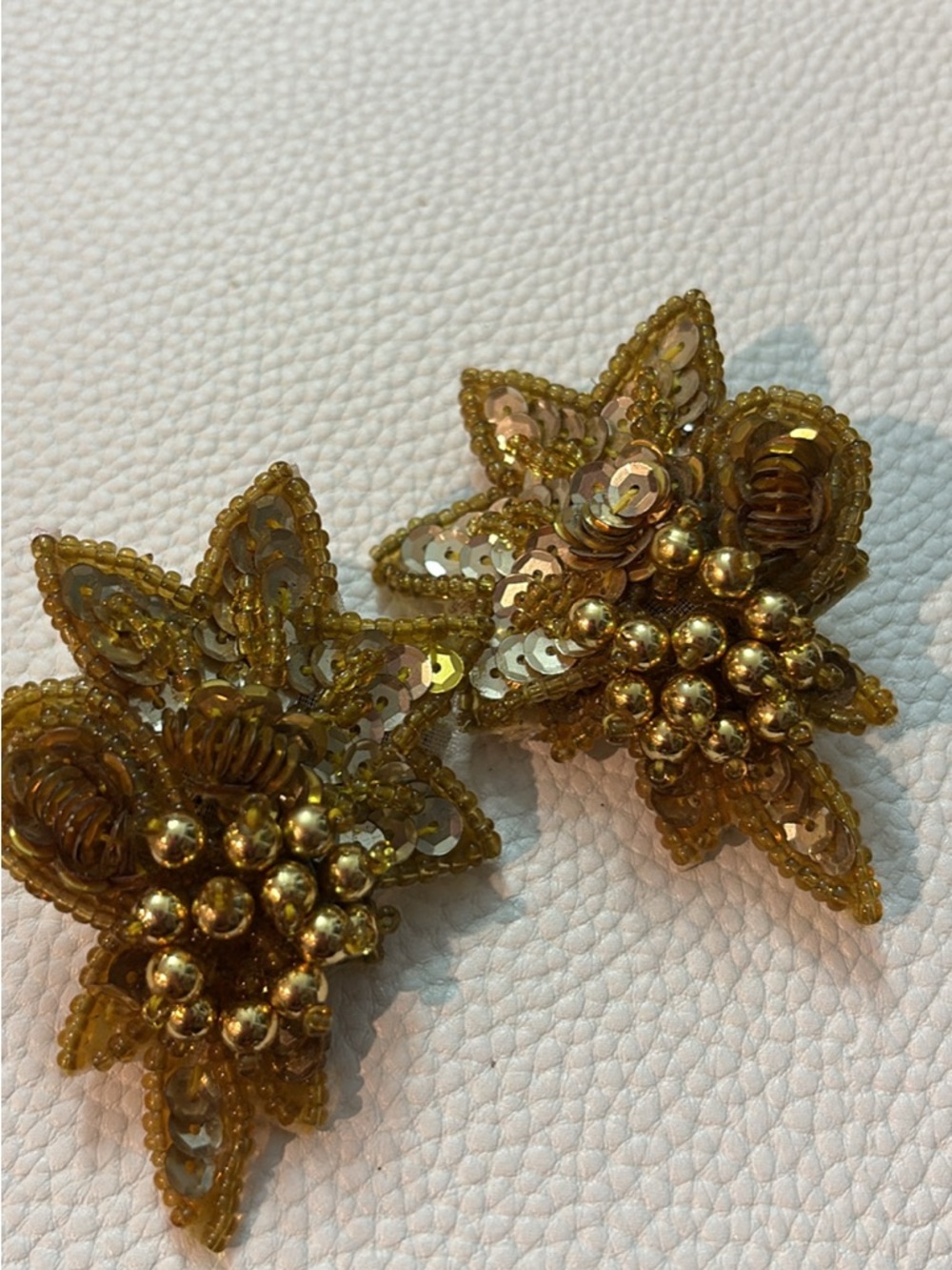 Vintage New Gold Sequined Clip Earrings 
Light weight
Hand made